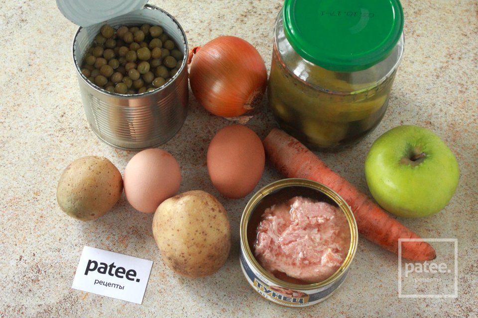 Салат с тунцом и маринованными огурцами - Шаг 1