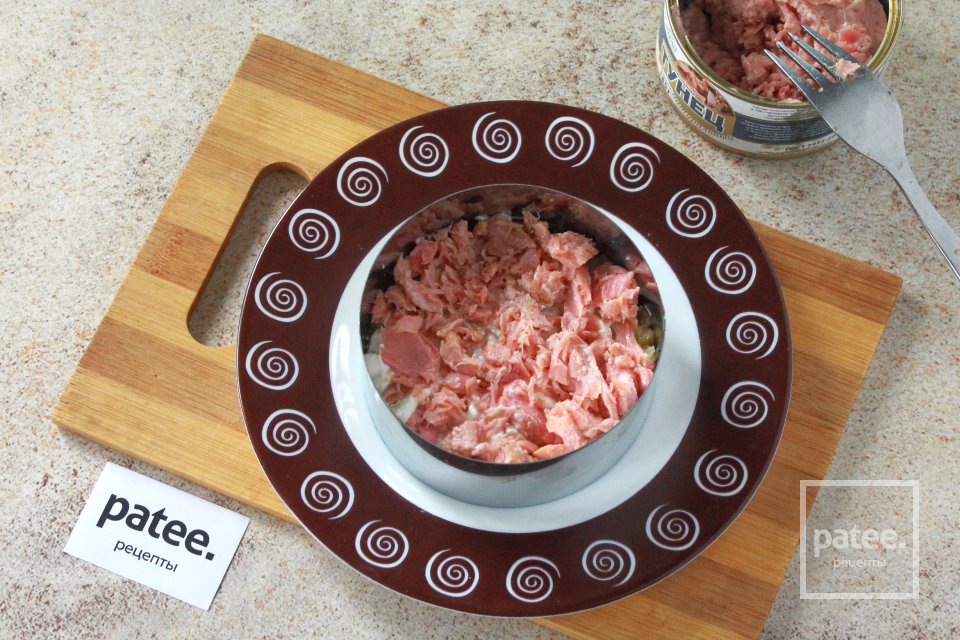 Салат с тунцом и маринованными огурцами - Шаг 6