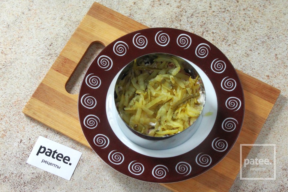 Салат с тунцом и маринованными огурцами - Шаг 8