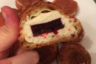 Пироженное Шу с сырным кремом и фруктовым центром