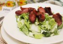 Зеленый салат с охотничьими колбасками