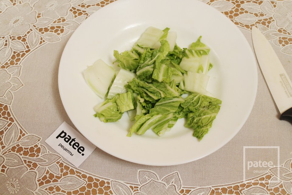 Зеленый салат с охотничьими колбасками - Шаг 3