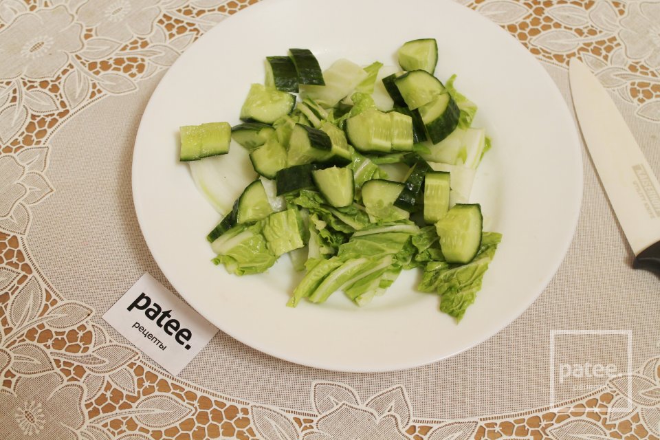 Зеленый салат с охотничьими колбасками - Шаг 5