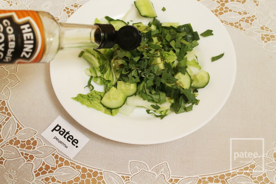Зеленый салат с охотничьими колбасками - Шаг 8