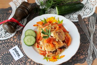 Курица тушенная с овощами на сковороде