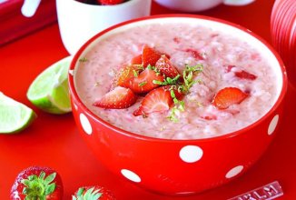 Кокосовая  рисовая каша с клубникой