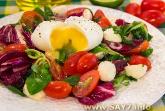 Салат с яйцом-пашот, помидорами и моцареллой