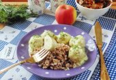 Тефтели с яблоками в сметанном соусе
