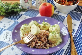 Тефтели с яблоками в сметанном соусе