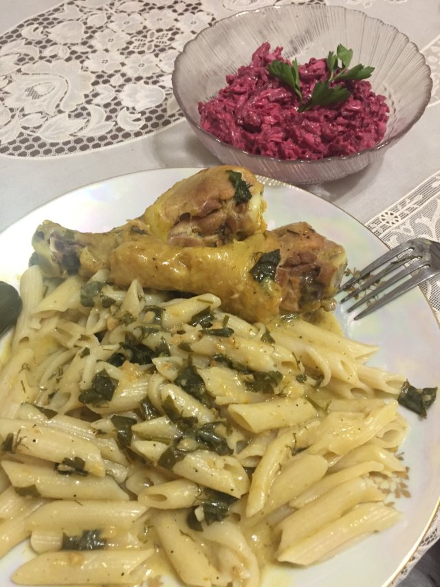 Куриные бёдра тушёные в кефире с чесноком и зеленью