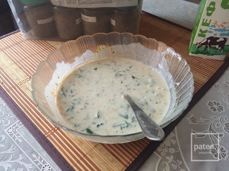 Куриные бёдра тушёные в кефире с чесноком и зеленью - Шаг 1