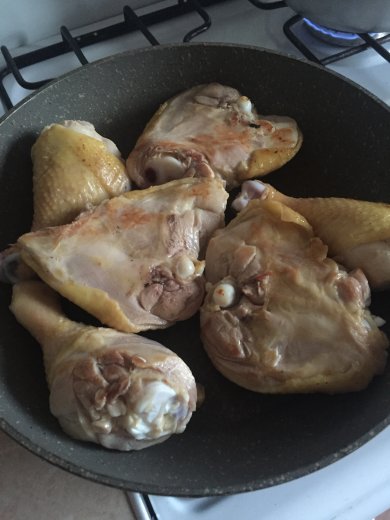 Куриные бёдра тушёные в кефире с чесноком и зеленью - Шаг 2