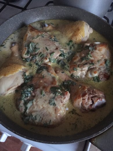 Куриные бёдра тушёные в кефире с чесноком и зеленью - Шаг 3