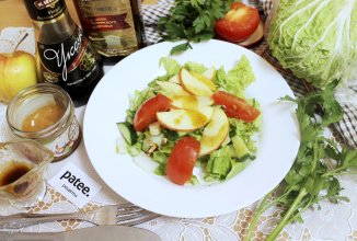 Салат из пекинской капусты с яблоком и льняным маслом
