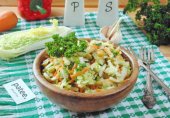 Салат с пекинской капустой и огурцами
