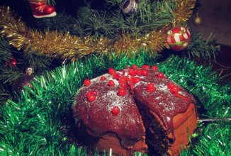 Кекс с финиковым пюре, пряностями и шоколадной глазурью