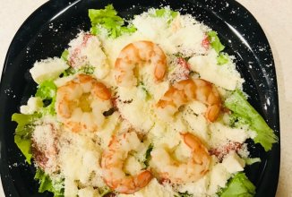 Салат с креветками и помидорами Черри