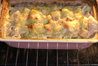 Тушеная курица с кабачками в сметанном соусе