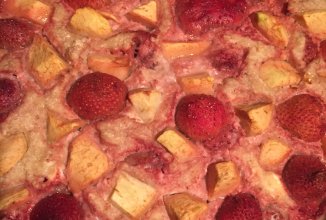 Запеканка с клубникой и яблоками