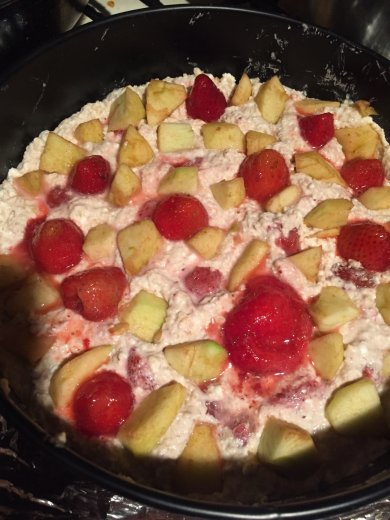 Запеканка с клубникой и яблоками - Шаг 4