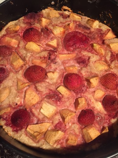 Запеканка с клубникой и яблоками - Шаг 5