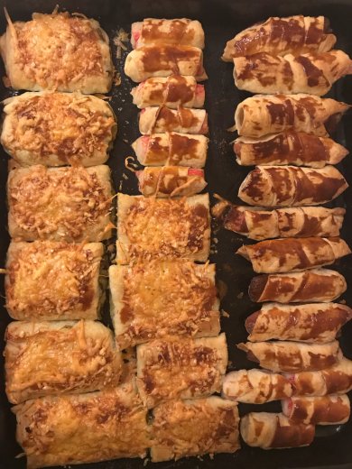 Слоёные пирожки с сосиской , с крабовыми палочками , с картошкой и грибами на скорую руку! - Шаг 4