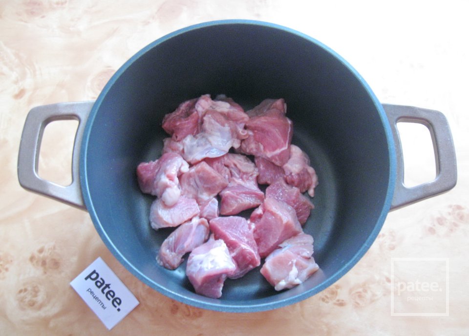 Гуляш из свинины с копчеными колбасками - Шаг 2