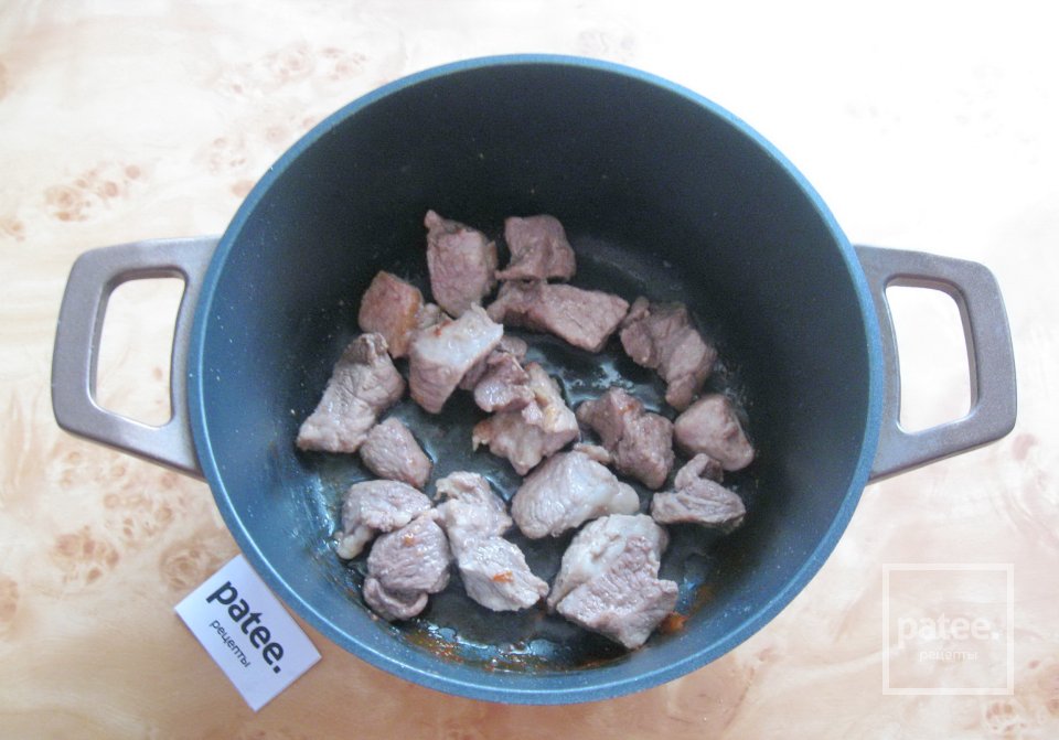 Гуляш из свинины с копчеными колбасками - Шаг 3