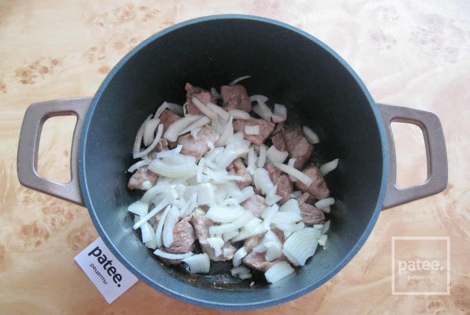 Гуляш из свинины с копчеными колбасками - Шаг 5