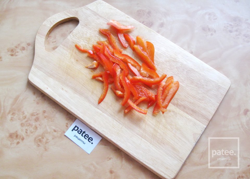 Гуляш из свинины с копчеными колбасками - Шаг 6