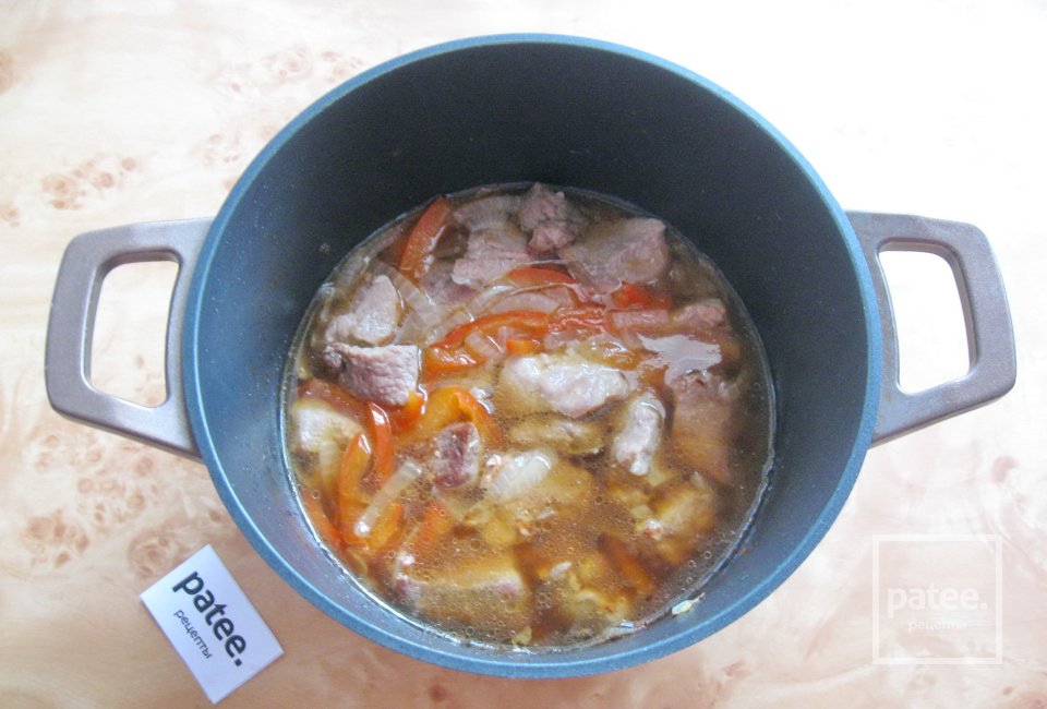 Гуляш из свинины с копчеными колбасками - Шаг 8