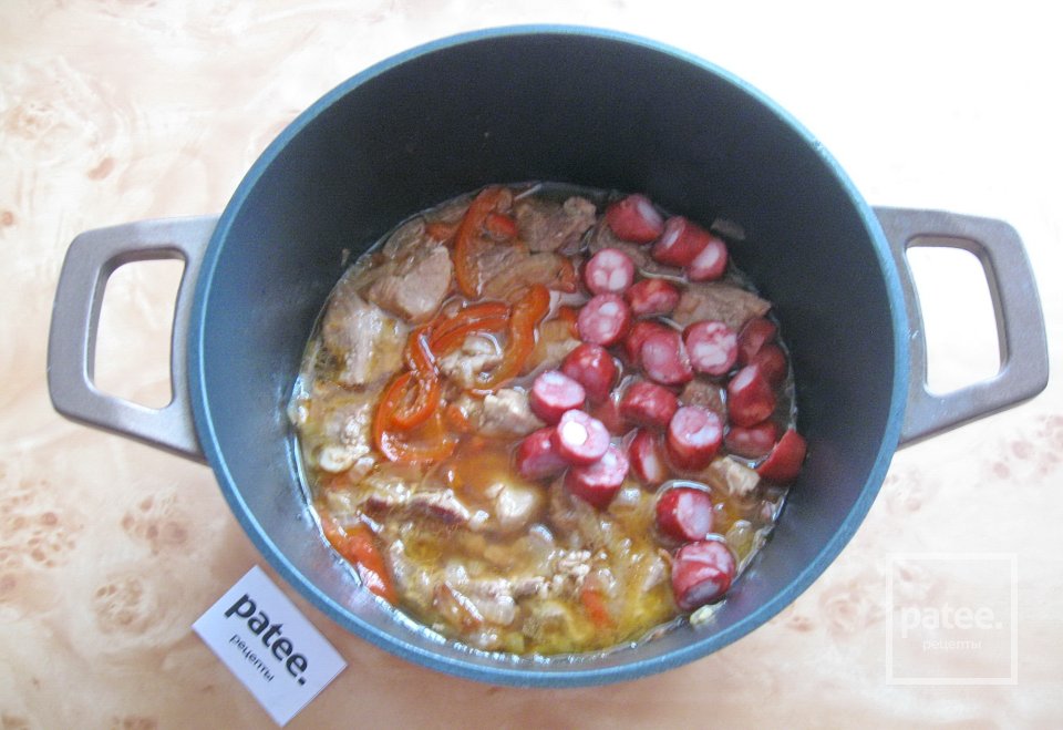 Гуляш из свинины с копчеными колбасками - Шаг 10