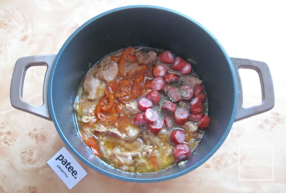 Гуляш из свинины с копчеными колбасками - Шаг 11