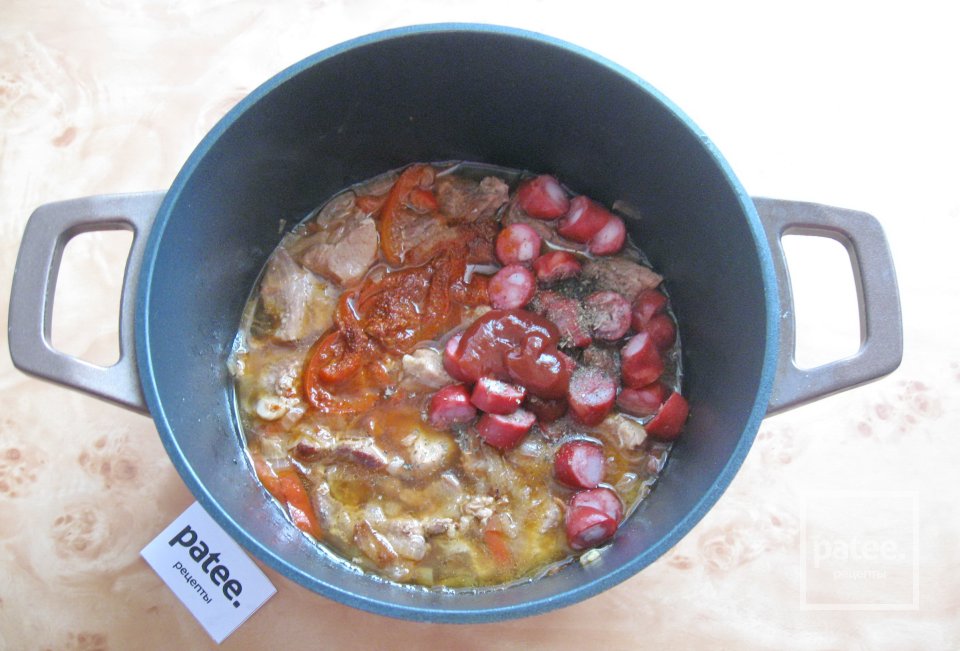 Гуляш из свинины с копчеными колбасками - Шаг 12