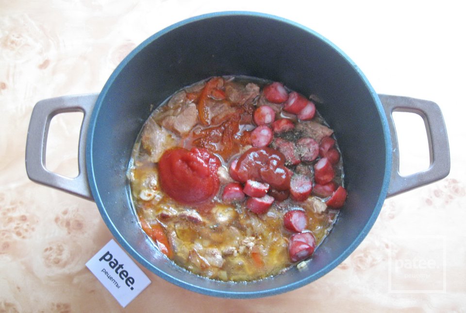 Гуляш из свинины с копчеными колбасками - Шаг 13