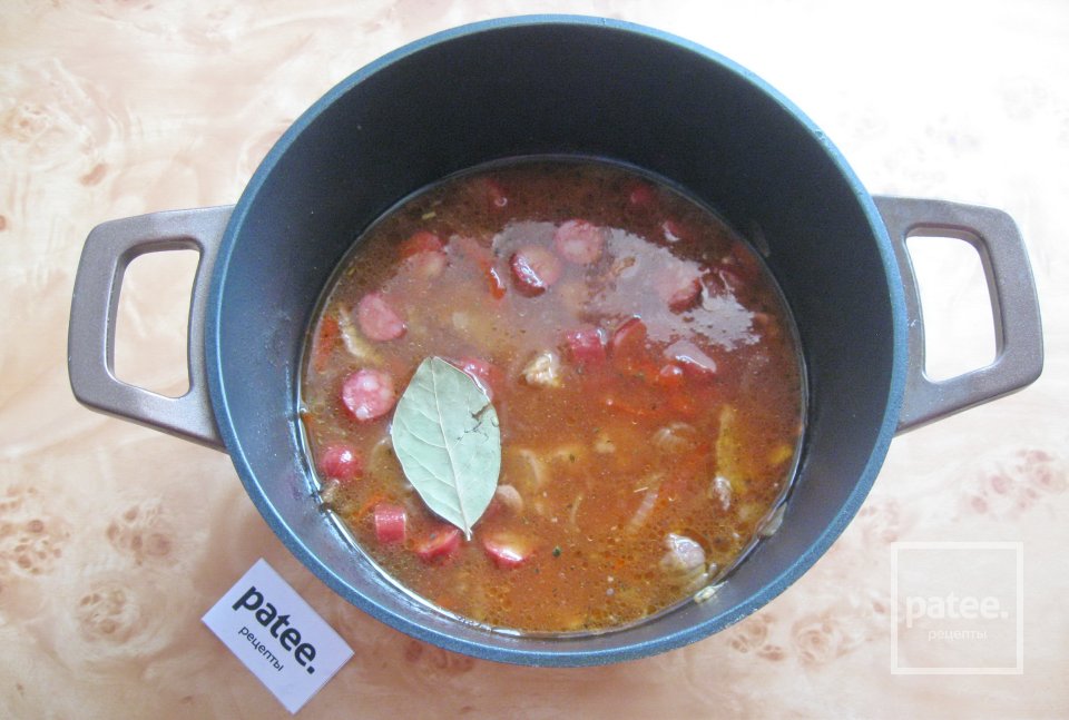 Гуляш из свинины с копчеными колбасками - Шаг 14