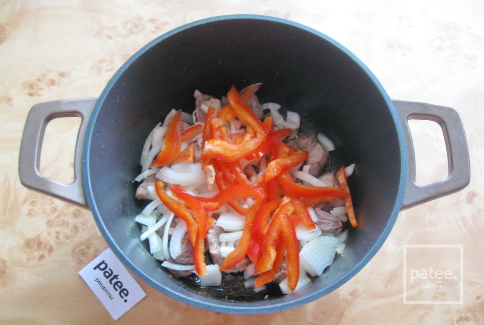 Гуляш из свинины с копчеными колбасками - Шаг 7