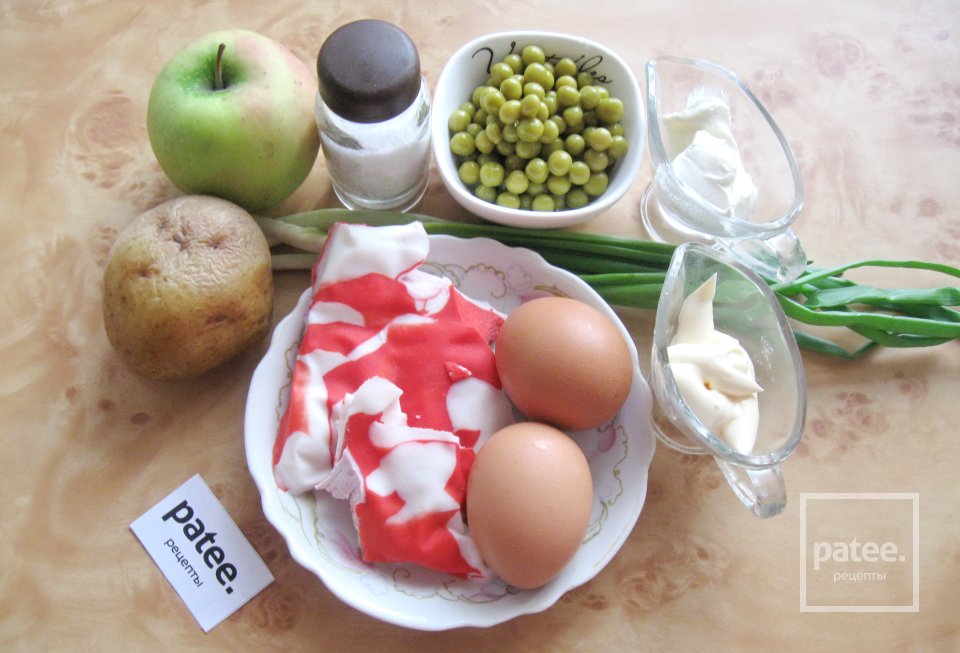 Салат с крабовыми палочками и яблоком - Шаг 1