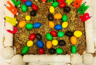 Вафельный тортик с белковым кремом и со сгущенкой !