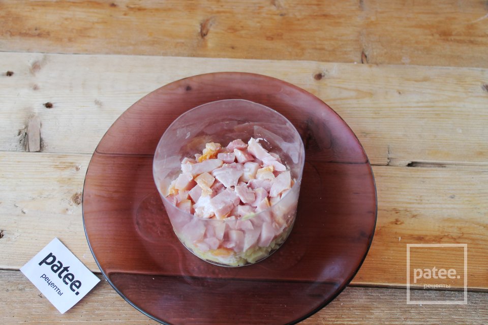 Салат с копченой курицей и изюмом - Шаг 6