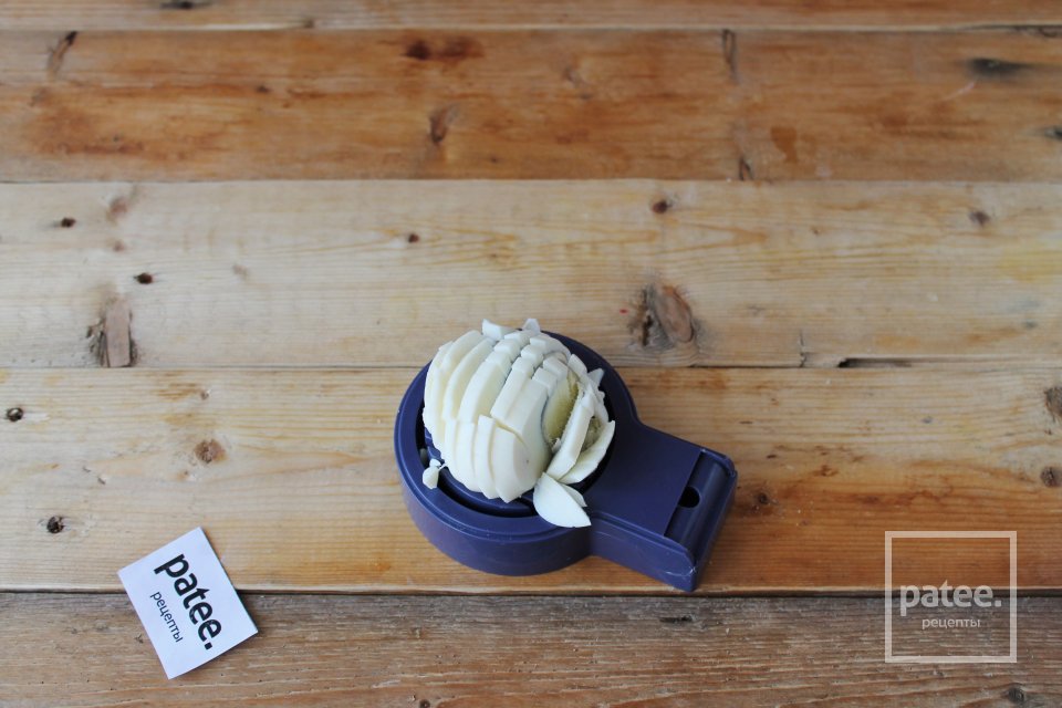 Салат с копченой курицей и изюмом - Шаг 7