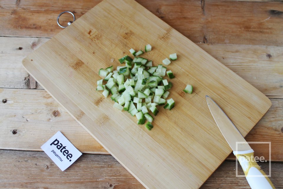 Салат с копченой курицей и изюмом - Шаг 9