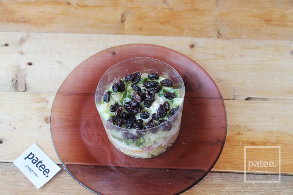 Салат с копченой курицей и изюмом - Шаг 11