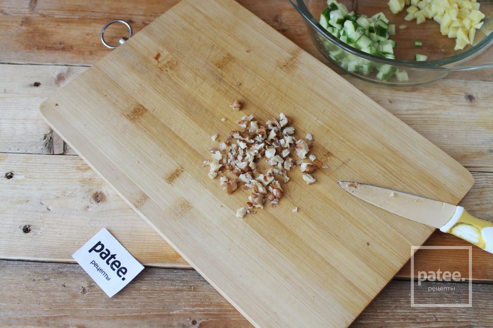 Салат с копченой курицей и изюмом - Шаг 12