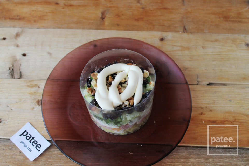 Салат с копченой курицей и изюмом - Шаг 14