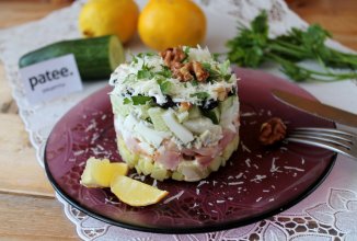 Салат с копченой курицей и изюмом