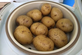 Картофель в мундире в мультиварке.