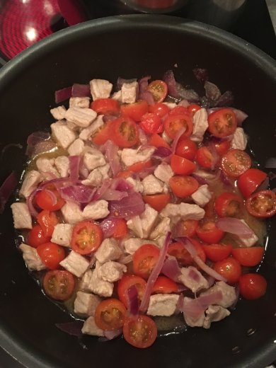 Паста с помидорами Черри и свининой - Шаг 2