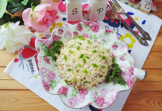 Салат из сардины с зеленым горошком и рисом