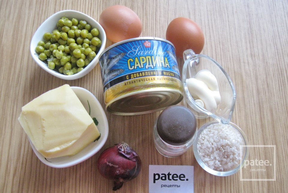 Салат из сардины с зеленым горошком и рисом - Шаг 1